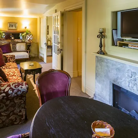 Russell Manor Bed & Breakfast-2