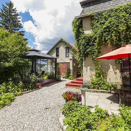 Russell Manor Bed & Breakfast-3